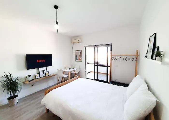 Cozy White Near New Bazaar / Center