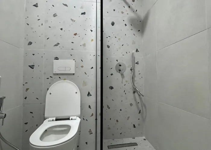 Cozy White Near New Bazaar / Center *